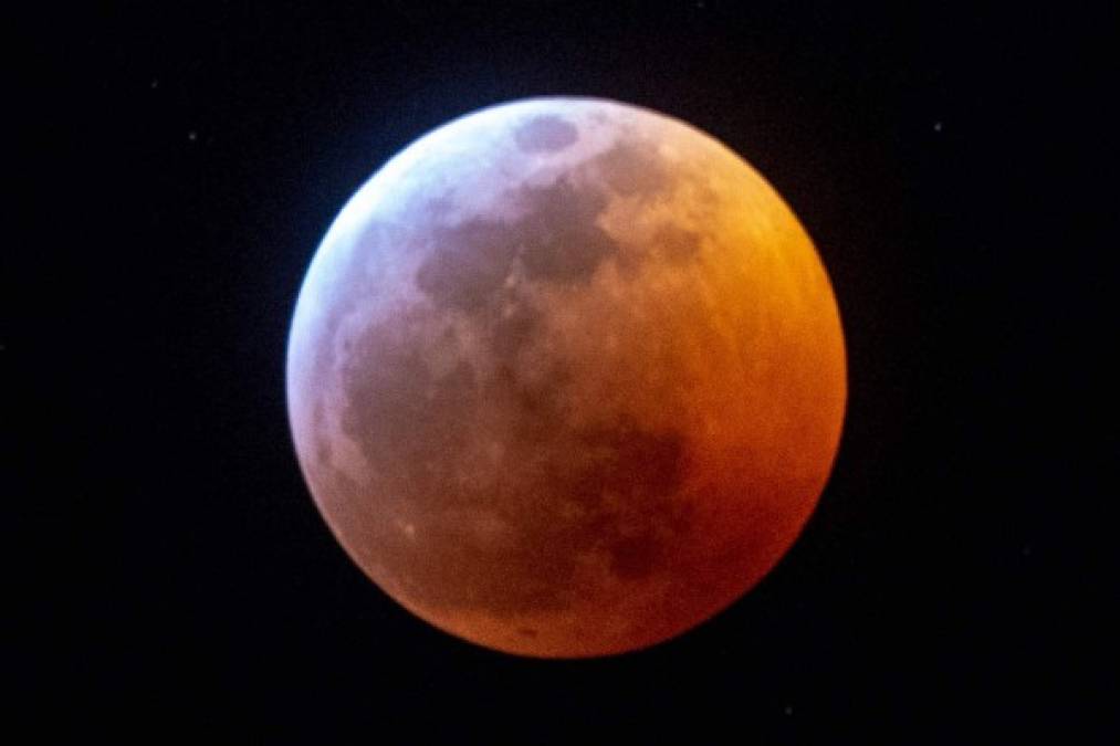 La superluna de sangre en su punto máximo. AFP