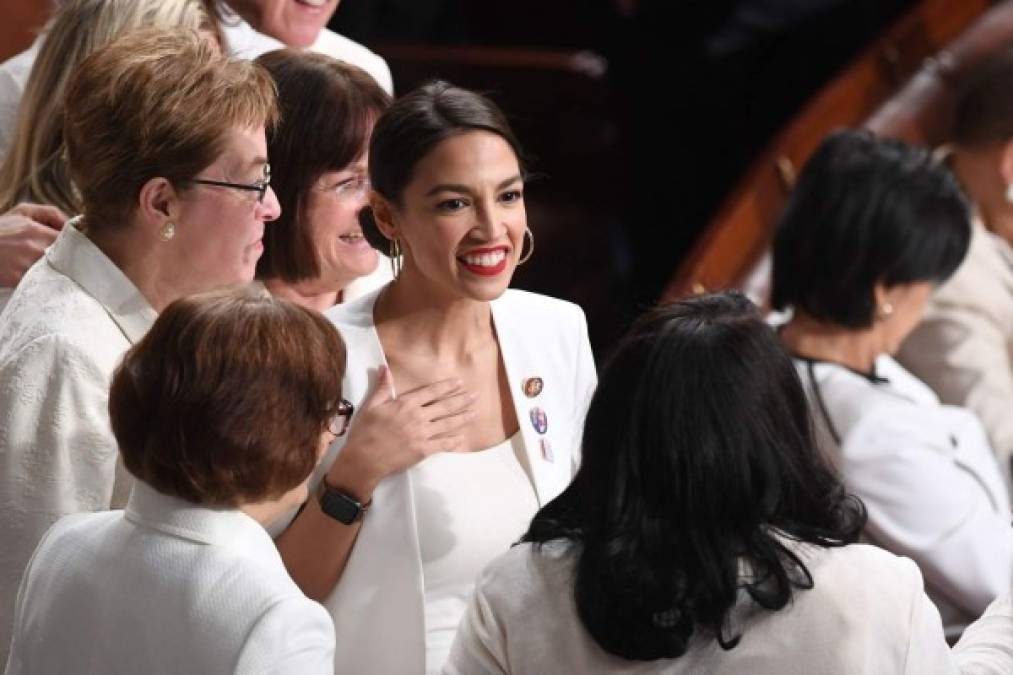 Alexandria Ocasio-Cortez, una de los miembros más jóvenes de la Cámara de Representantes de EEUU, saluda a varias de sus colegas.