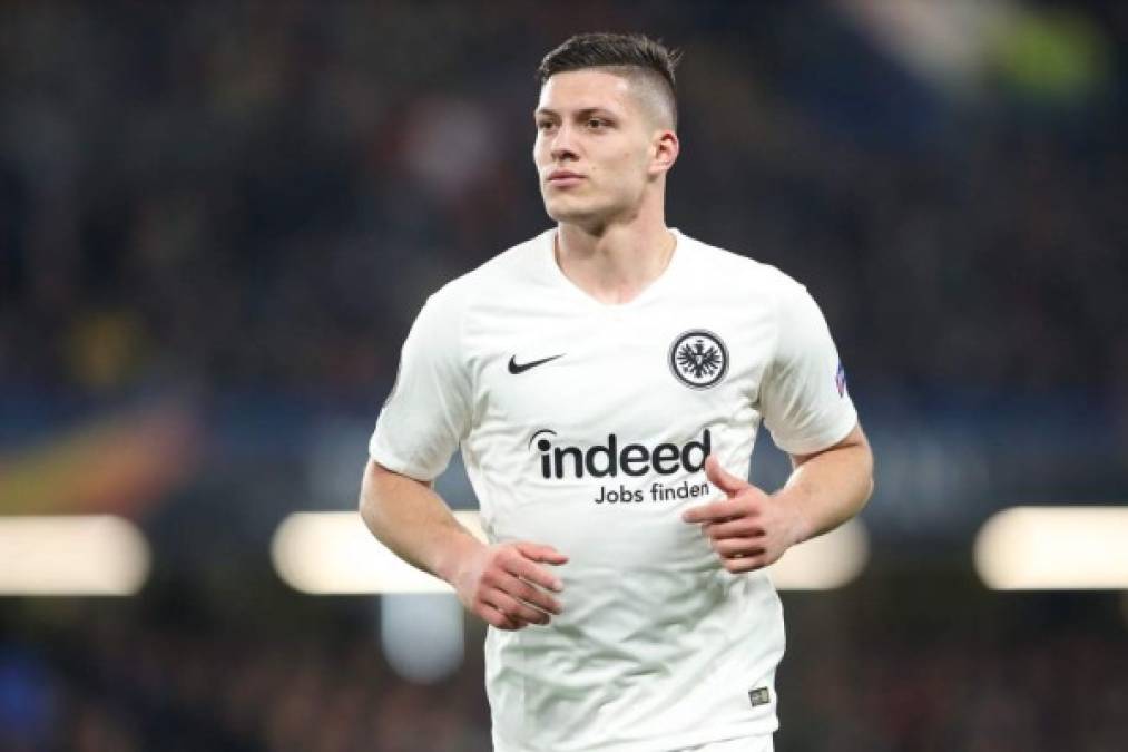 Luka Jovic - El delantero serbio se ha convertido en la gran sensación goleadora en Europa con su enorme campaña en el Eintracht Frankfurt y está en el punto de mira de grandes clubes. En Inglaterra dan por cerrado su fichaje con el Real Madrid, según publica Sky Sports. El Eintracht y el Real Madrid han llegado ya a un acuerdo para el traspaso de Jovic al conjunto blanco. La cifra del traspaso quedaría fijada en 60 millones de euros.