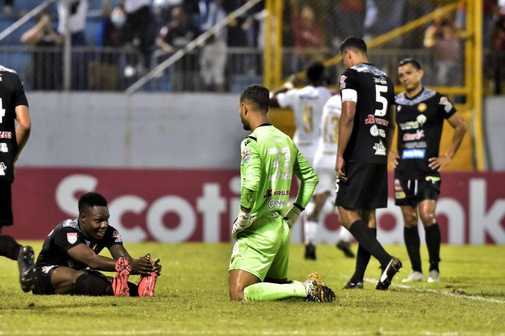 Los jugadores del Diriangén se lamentan tras encajar el gol de Jorge Benguché.