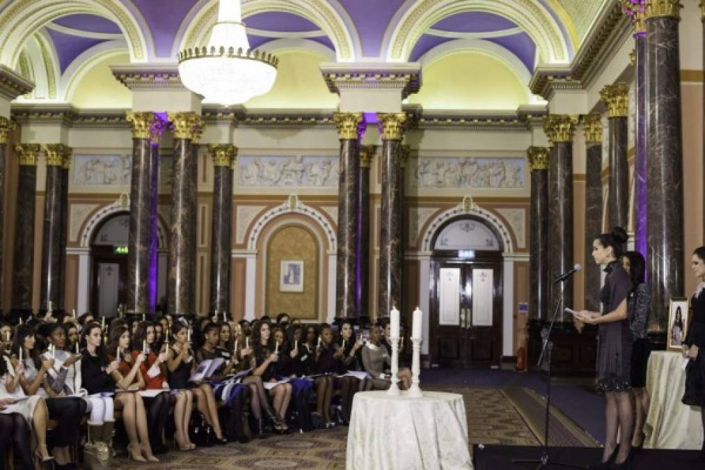 Con el retrato de Maria José Alvarado de fondo, las concursantes del Miss Mundo rindieron un emotivo tributo a la belleza hondureña fallecida trágicamente unos días antes del inicio del certamen.