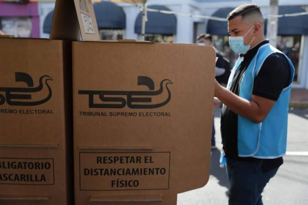 Más de 5,3 millones de salvadoreños están convocados para elegir a los 84 diputados de la Asamblea Legislativa, 262 consejos municipales y 20 representantes en el Parlamento Centroamericano (Parlacen). Foto EFE