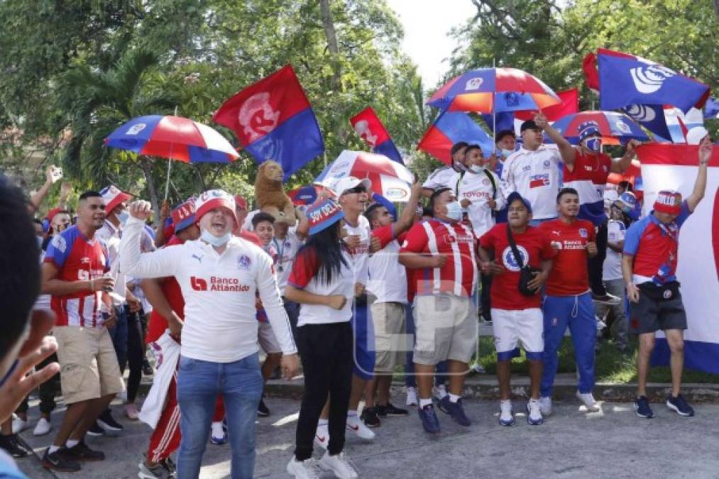 Con tambores y cánticos se hicieron presentes los miembros de la Ultra Fiel.