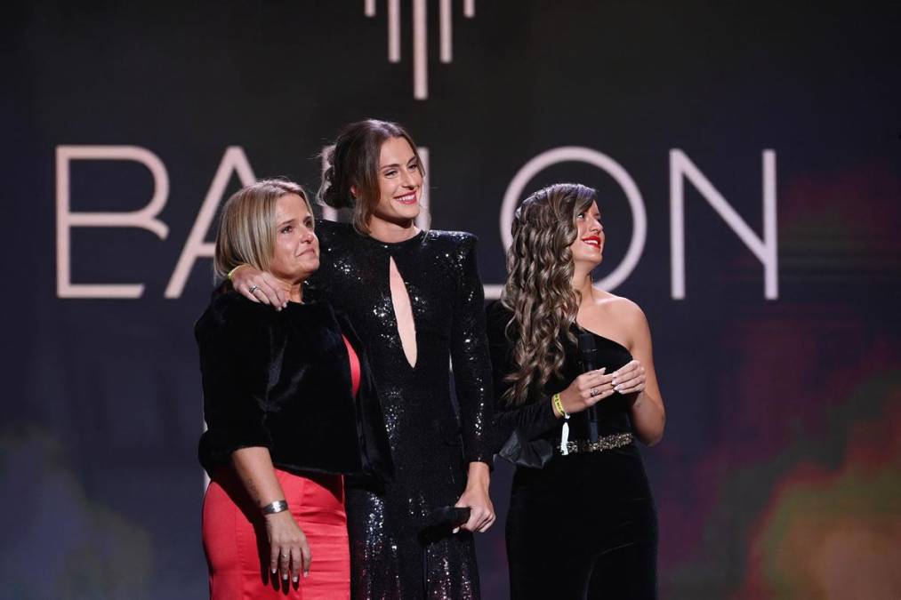 Alexia Putellas compartió el galardón con su familia. La futbolista estuvo acompañada en la Gala por su madre y su hermana.