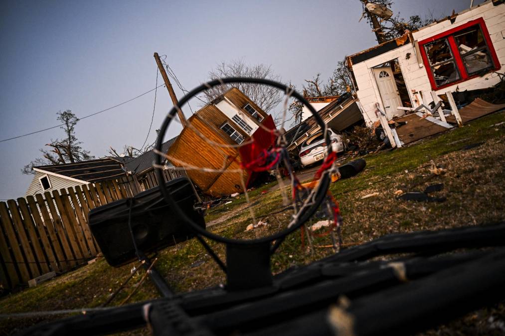 Tornado arrasa el oeste de Misisipi y deja al menos 26 muertos