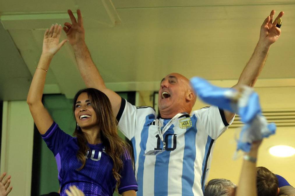 Antonela Roccuzzo se robó las miradas, estuvo celebrando el gol de su esposo Lionel Messi y la clasificación a cuartos de final.