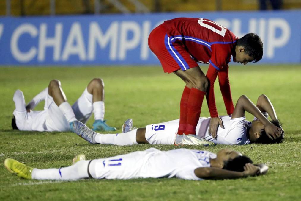 Algunos jugadores panameños tuvieron un lindo gesto consolando a los hondureños.