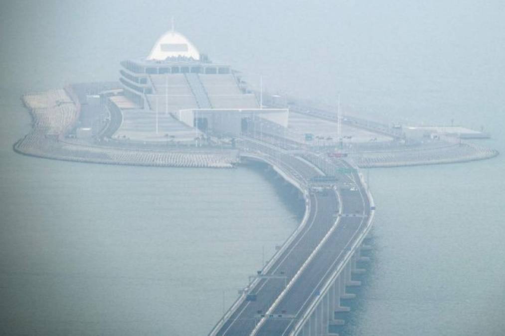 La estructura ondula para no perturbar el tráfico marítimo, muy intenso en este estuario que tiene algunos de los puertos más activos del planeta.<br/><br/>Desde el oeste, el puente sale de Zhuhai, una ciudad de la provincia de Guangdong, y tiene conexión con Macao antes de cruzar el estuario.