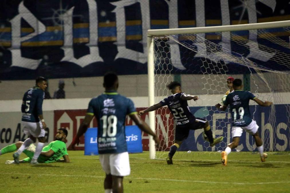 Juan Carlos Obregón al momento de marcar el gol del descuento del Motagua en el último minuto.