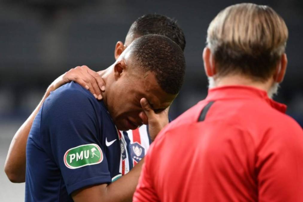 Mbappé se fue del campo llorando por la lesión.