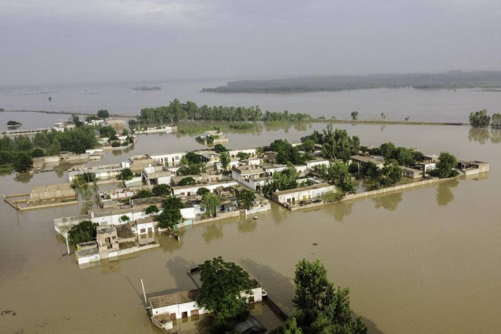 Un tercio de Pakistán está bajo el agua por las devastadoras inundaciones que ya dejan un millar de muertos