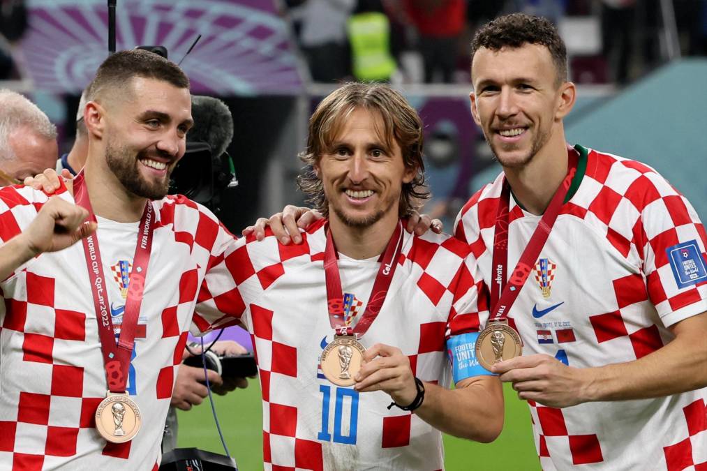 Mateo Kovacic, Luka Modric e Ivan Perisic celebrate con sus medallas.