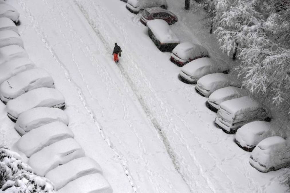 Covadonga Solares, de 24 años, llegó al aeropuerto el viernes a las 17H00, según relató a AFPTV. Subió a bordo de su avión y permaneció ahí '3h30 sin información', a la espera de que se quitara la nieve de la pista. La joven y los demás pasajeros fueron desembarcados finalmente y devueltos al interior del aeropuerto, donde durmieron 'en el suelo y en mostradores' de la terminal.<br/><br/>