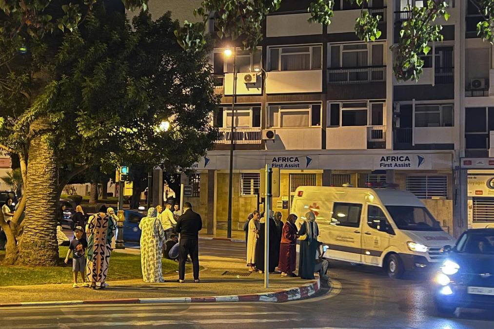 Vecinos en el centro de Rabat huyen de sus casas y salen a la calle tras el terremoto de magnitud 6,8 que sacudió este viernes la región septentrional marroquí de Marrakech, sin que se sepa de momento si se han producido víctimas o daños materiales.