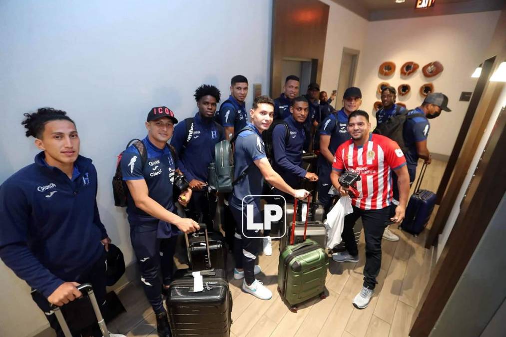 Kelvin Estrada también posó con los demás futbolistas de la Selección de Honduras.