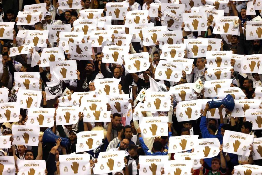 Aficionados del Real Madrid en el King Fahd International Stadium de Riad con pancartas pequeñas de apoyo a Thibaut Courtois.