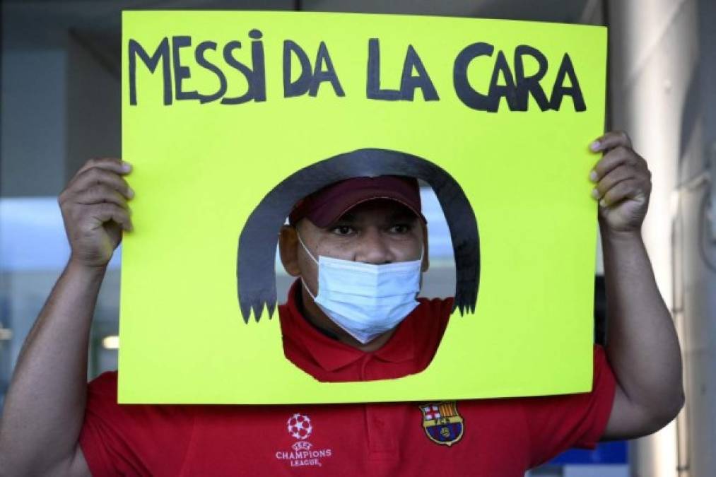 Este aficionado del FC Barcelona sorprendió al papá del argentino al expresarle su molestia y con una pancarta le señaló que diera la cara.