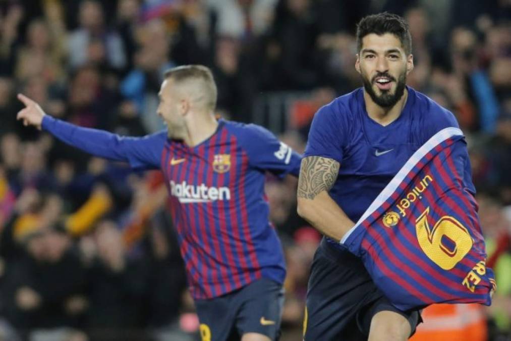 Luis Suárez se quitó la camiseta y empezó a correr al banderín de esquina para celebrar su golazo. Foto AFP