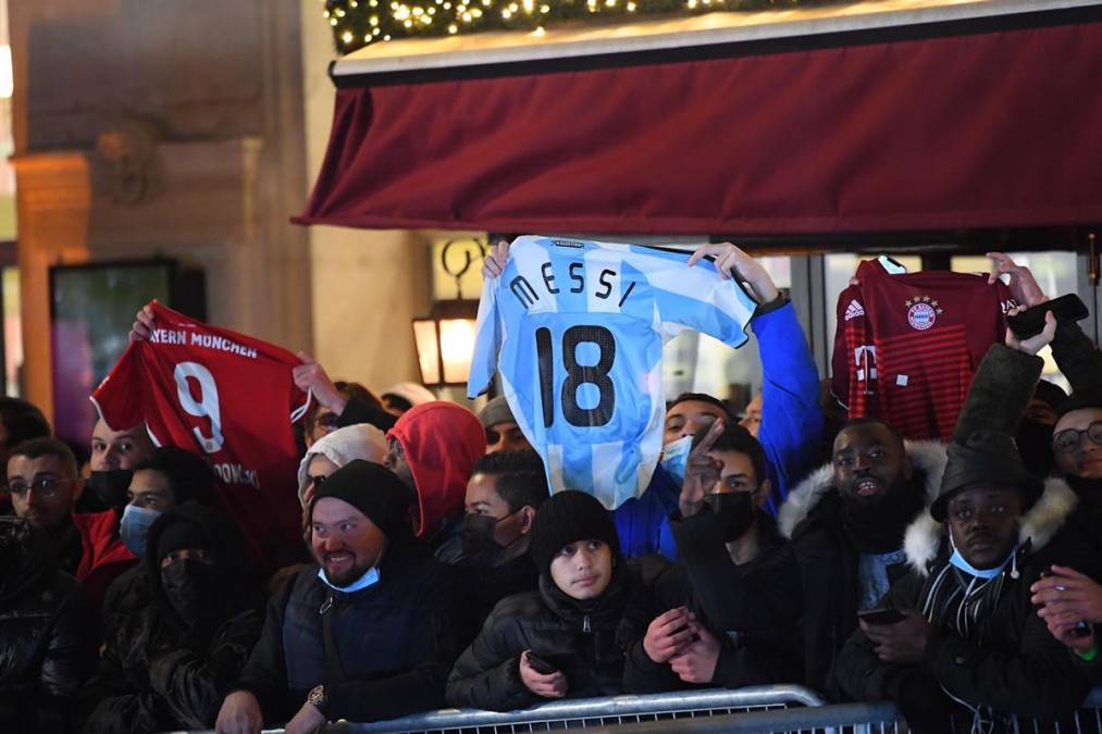 Muchos fanáticos de Messi y de Robert Lewandowski se hicieron presentes en las afueras del Théâtre du Châtelet de París donde se realizó la gala del Balón de Oro 2021.