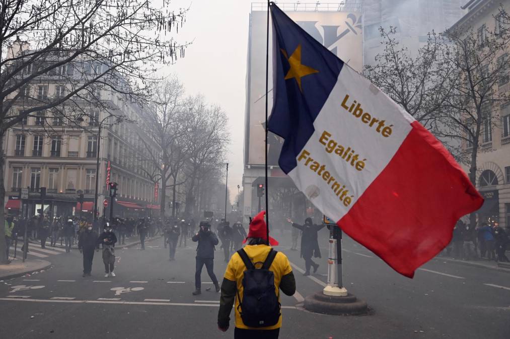 Protestas masivas en Francia contra un Macron firme en su reforma de pensiones