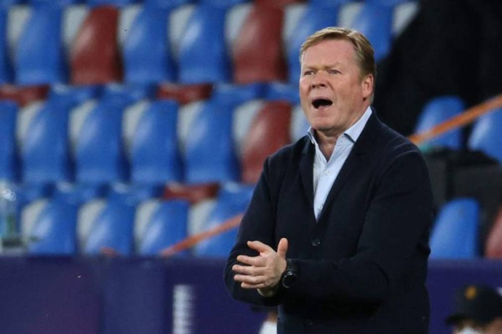 Para comenzar según informó RAC-1, Ronald Koeman tiene los dos pies fuera del Barça. La emisora informó de que, al 99%, el holandés no seguirá en el club azulgrana la próxima temporada. Foto AFP.