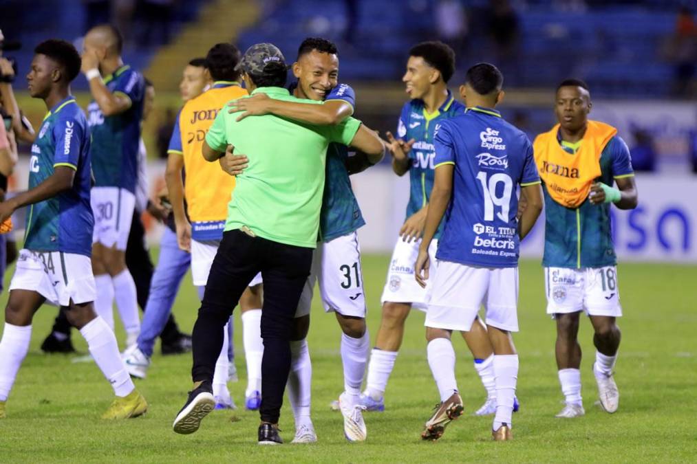 El vicepresidente de Marathón, Rolin Peña, bajó al campo para celebrar la victoria con el plantel.