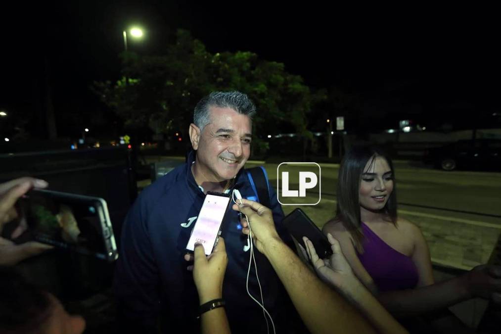 Diego Vázquez habló con periodistas que esperaban a la Selección de Honduras en Miami.