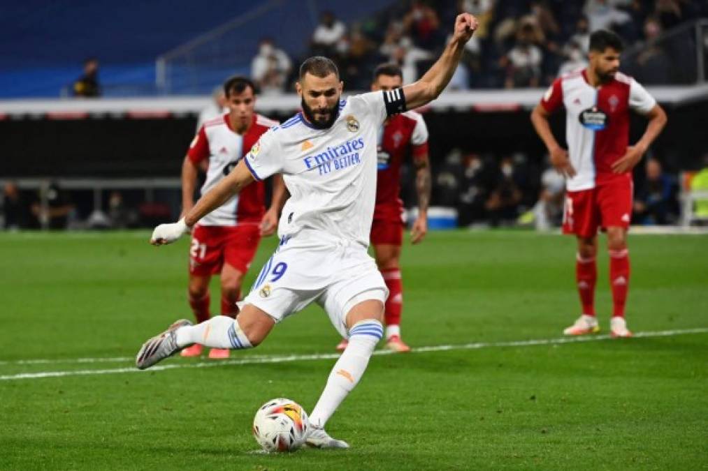 Karim Benzema firmó su hat-trick con este lanzamiento de penal.