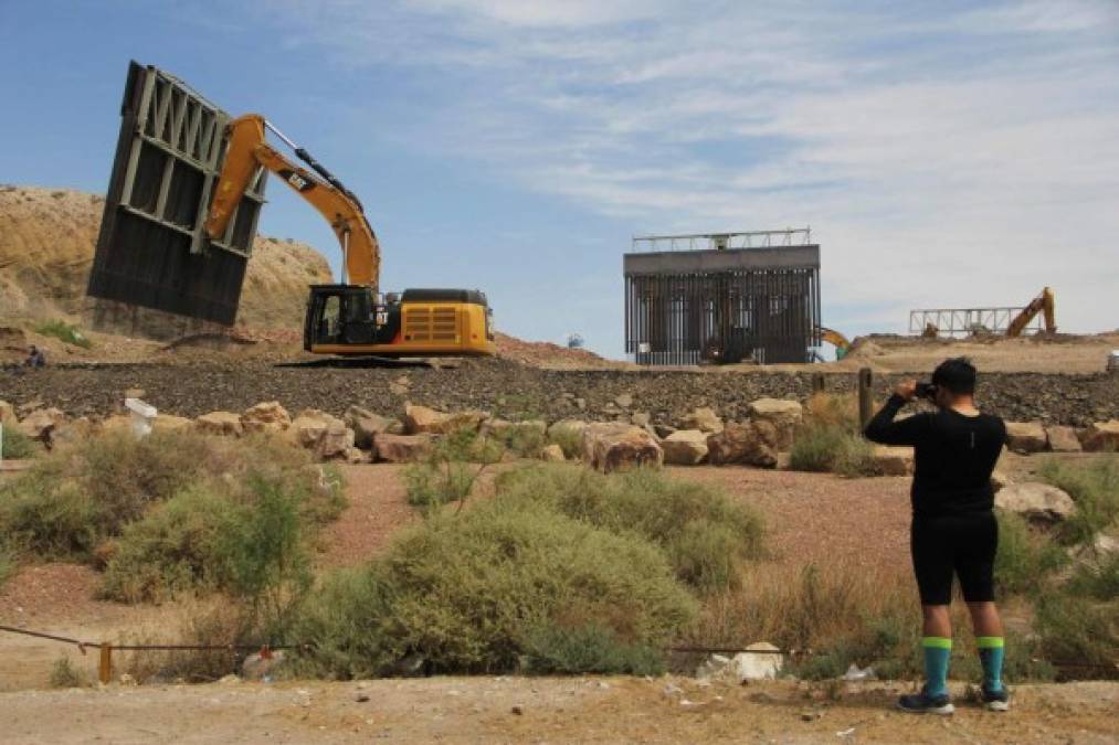 El mandatario declaró en emergencia dicho límite en busca de recursos para la construcción de la muralla, una de sus principales promesas de campaña. Pero el viernes un juez bloqueó temporalmente su plan de usar fondos militares para ello.