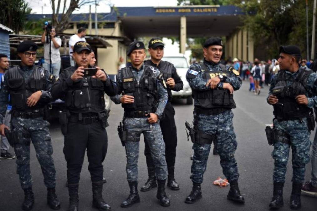 Policías de Guatemala observaron el momento en que más de 1,000 hondureños rompieron el cerco que habían montado.