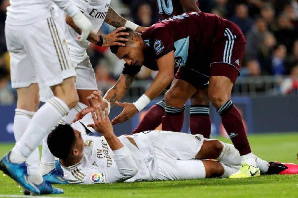 El defensa venezolano del Celta, Jeison Faiban Murillo, se interesa por el centrocampista brasileño del Real Madrid, Casemiro, tras una falta.