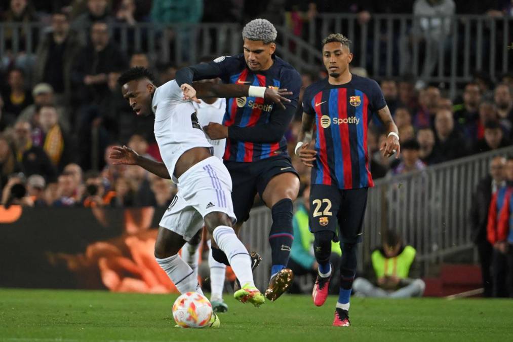 Vinicius y Ronald Araújo tuvieron un vibrante duelo en el Clásico.