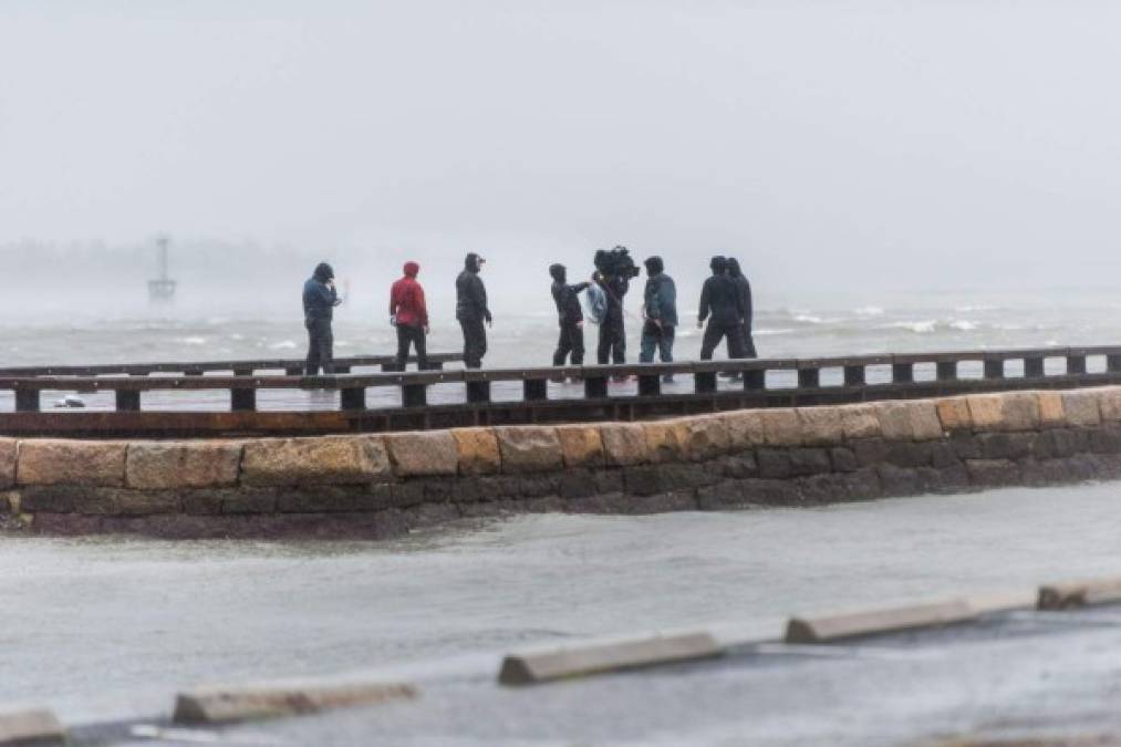 Fuerte lluvias provocaron inundaciones en las zonas bajas de esta ciudad portuaria.