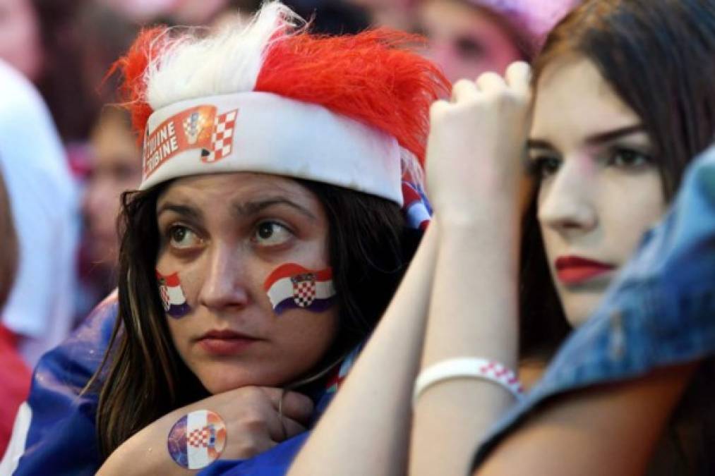 Esta aficionada balcánica sufrió durante el juego ante los ingleses. Sin duda celebró al final.