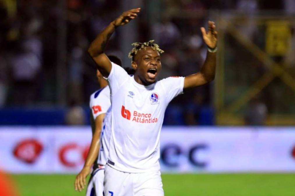 Kevin Álvarez celebrando al final del partido la clasificación.