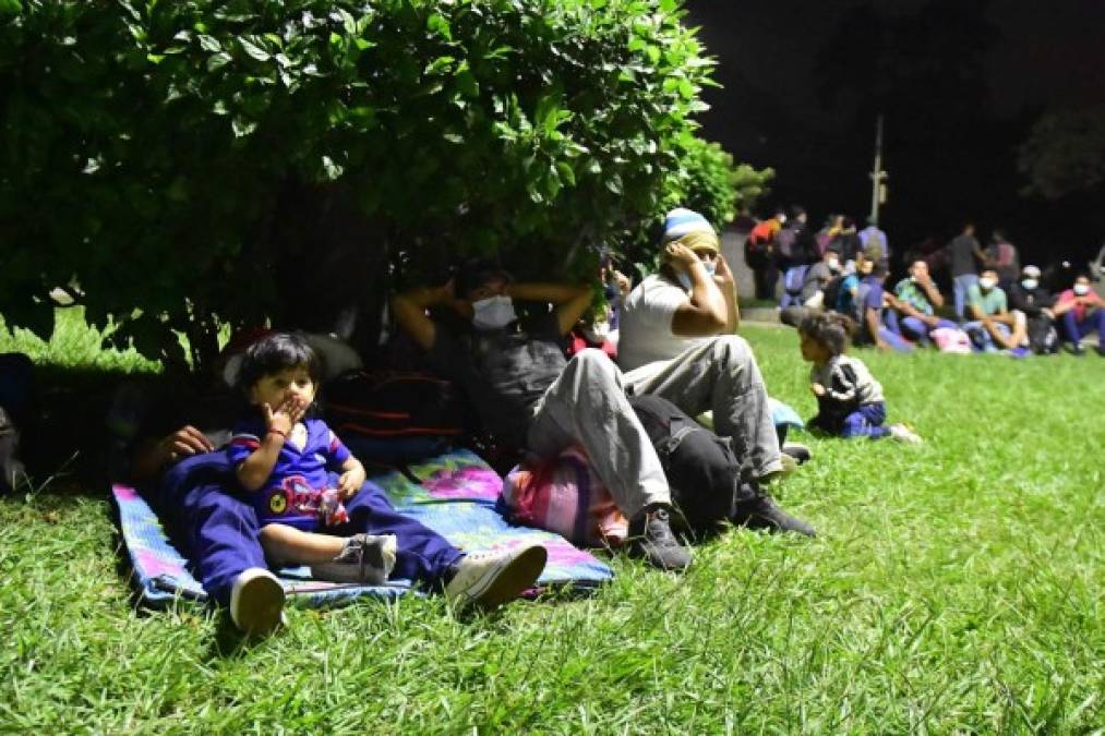 Bajo el frío de la noche y sin condiciones para dormir pasaron la noche cientos de hondureños en la Central Metropolitana de Autobuses de San Pedro Sula antes de partir en caravana hacia Estados Unidos. EFE