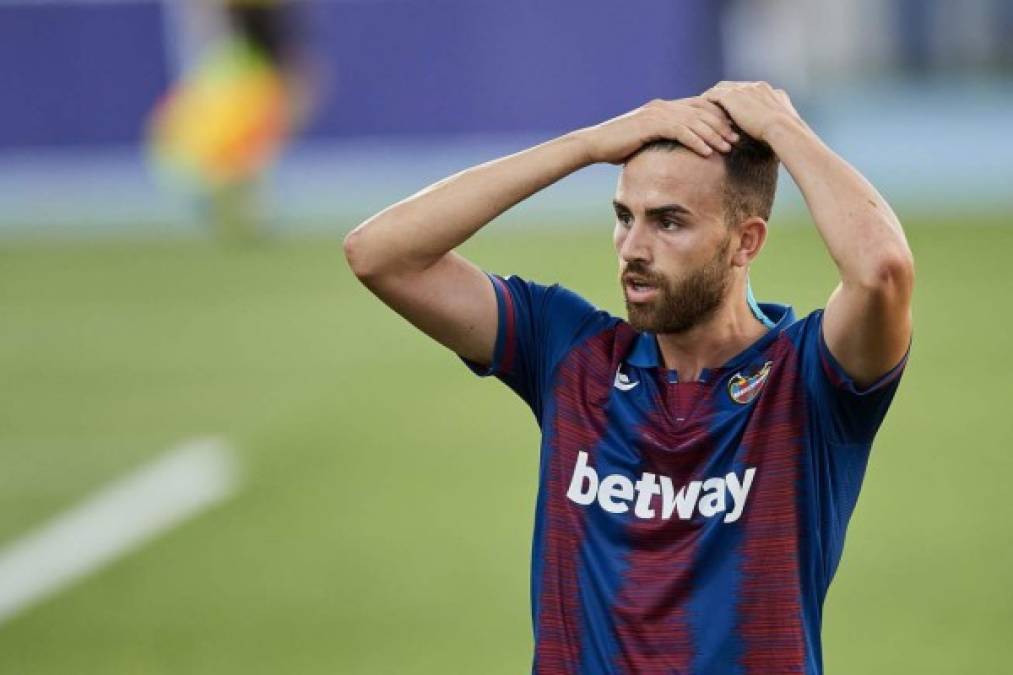 La etapa de Borja Mayoral en el Real Madrid se puede dar por finalizada. El atacante español, que ha ido acumulando cesiones alternadas con algunas etapas en el banquillo blanco, saldrá definitiva e inminentemente ante la finalización de su contrato, que culmina el próximo 30 de julio. Por el momento, y tal y como cuenta Football Fantasy, la Lazio es la principal candidata a hacerse con los servicios del jugador que esta temporada ha defendido los colores de la UD Levante. El Getafe también ha preguntado con el ariete.