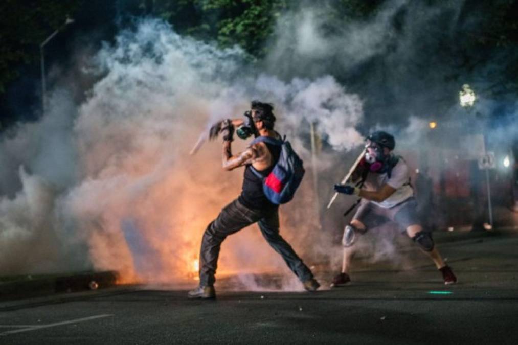 La de ayer fue la segunda noche de enfrentamientos en la ciudad de Kenosha (sureste de Wisconsin) después de que el domingo se hiciera público un video en el que se ve cómo un policía dispara por la espalda varias veces a Jacob Blake, de 29 años, ante la mirada de sus tres hijos.