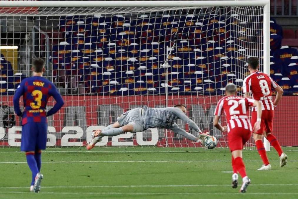 Saúl Ñíguez marcó otro penal para el empate del Atlético 2-2. Ter Stegen alcanzó a tocar el balón, pero no fue suficiente.