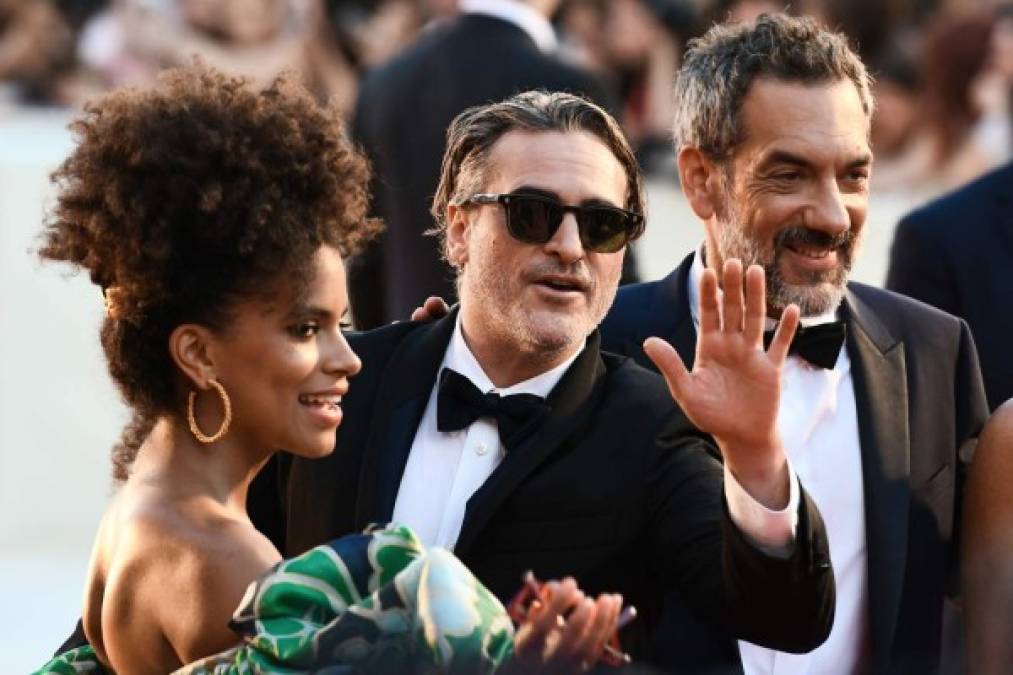 Los protagonistas de la cinta Joaquin Phoenix y Zazie Beetz (i) junto al director Todd Phillips.<br/><br/>