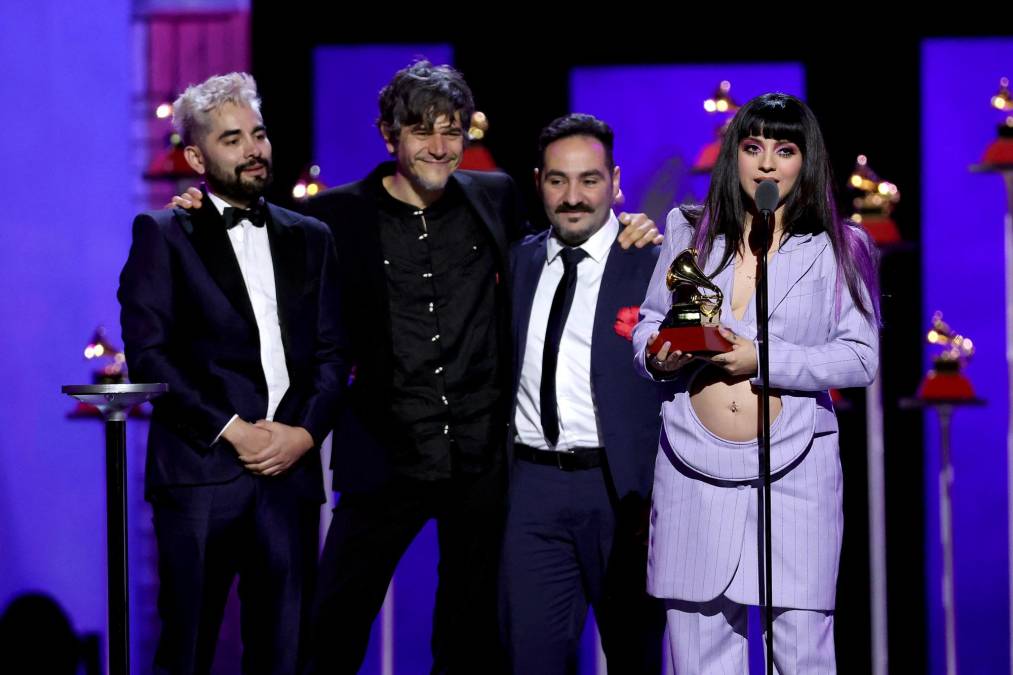 La cantante chilena Mon Laferte ha cautivado en la ceremonia de los Latin Grammy 2021, no solo por los premios que ya ha ganado, sino también por su pancita de embarazo. 