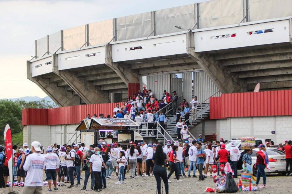 Los aficionados olimpistas nunca fallan y siempre demuestran su apoyo a su equipo.