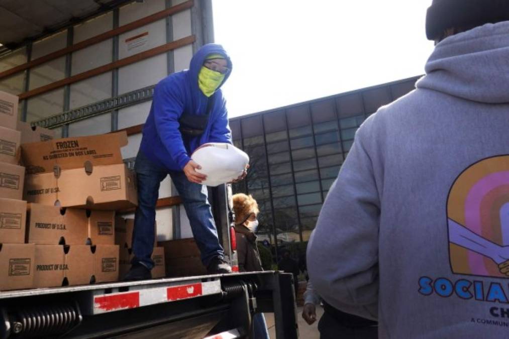 Las familias necesitadas de alimentos pueden acudir a los bancos de comida del condado más cercano.