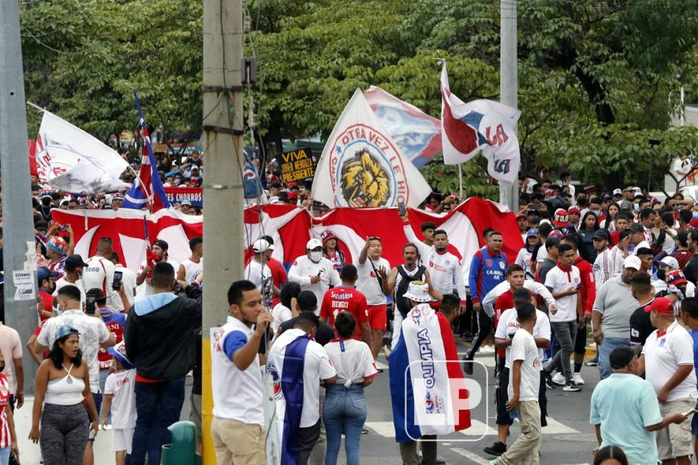 Gran ambiente hizo la Ultra Fiel afuera del estadio Morazán previo al partido.