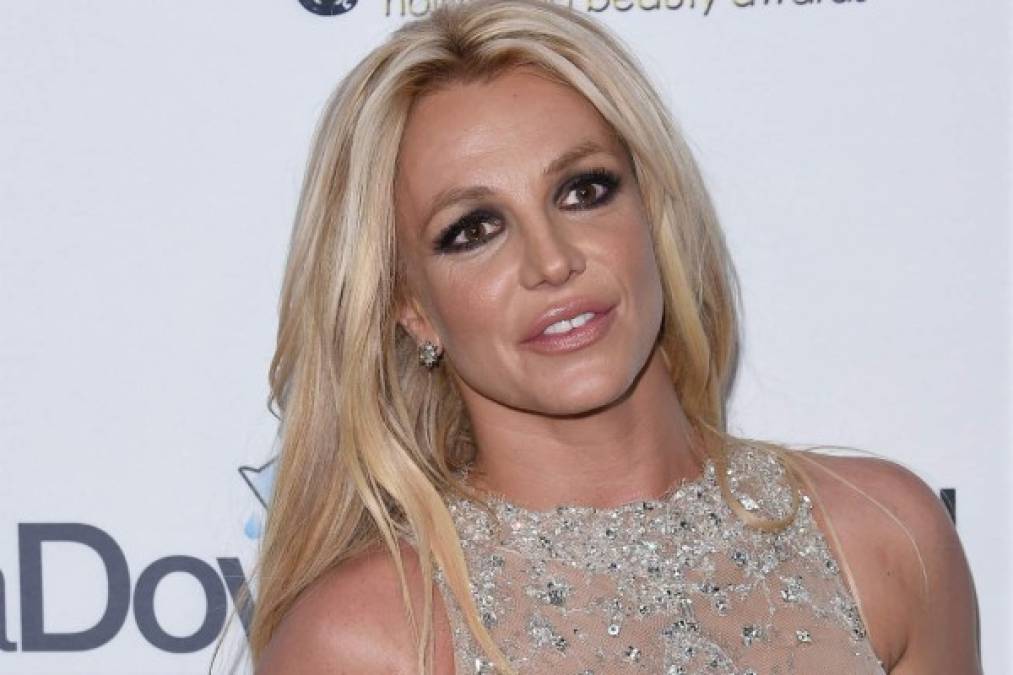 "La cantante Britney Spears luce irreconocible con el paso de los años. Avejentada y con rasgos muy diferentes con apenas 37 años de edad. "