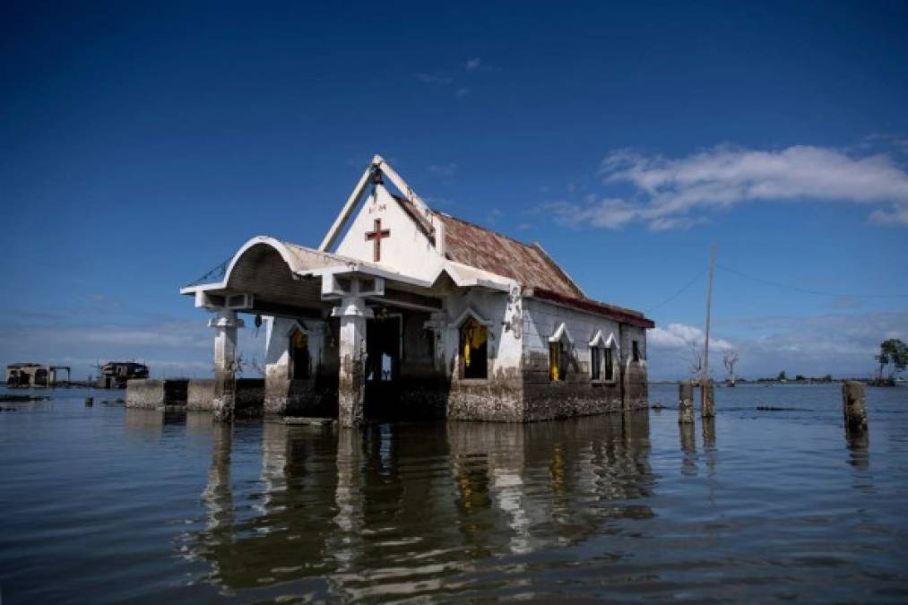 Varias ciudades ubicadas en el norte del archipiélago filipino están desapareciendo rápidamente bajo el agua debido al hundimiento gradual en las entrañas de la tierra en esta localidad.