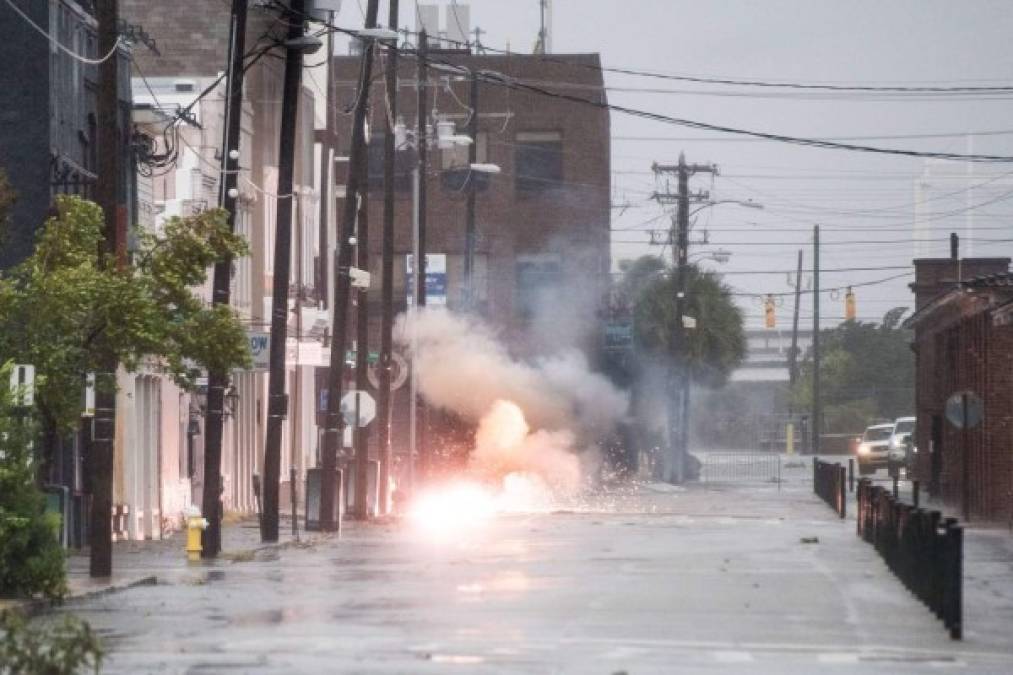 En Charleston, Carolina del Sur, Dorian derribó cientos de árboles, inundó carreteras y derribó las líneas eléctricas, informaron autoridades locales.