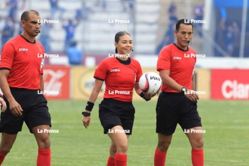 La árbitro Melissa Pastrana rompió con la tradición en el arbitraje nacional, en 2016 pitó su primer partido como estelar en Liga Nacional siendo la primer mujer que lo hacia en el país.