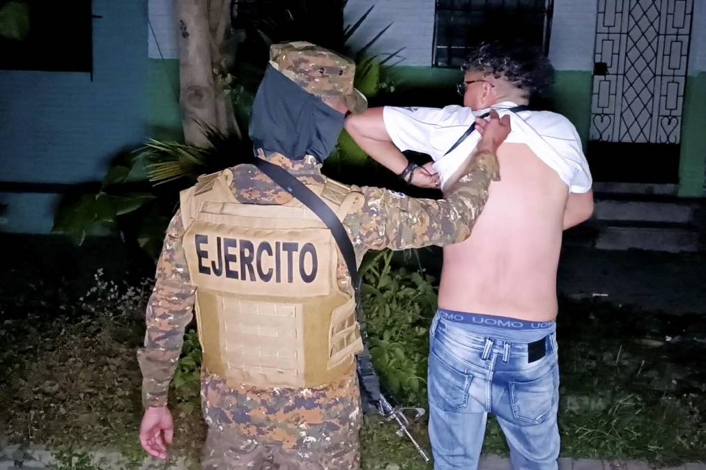 Más de un centenar de pandilleros caen en sus bastiones en ciudad cercada en El Salvador