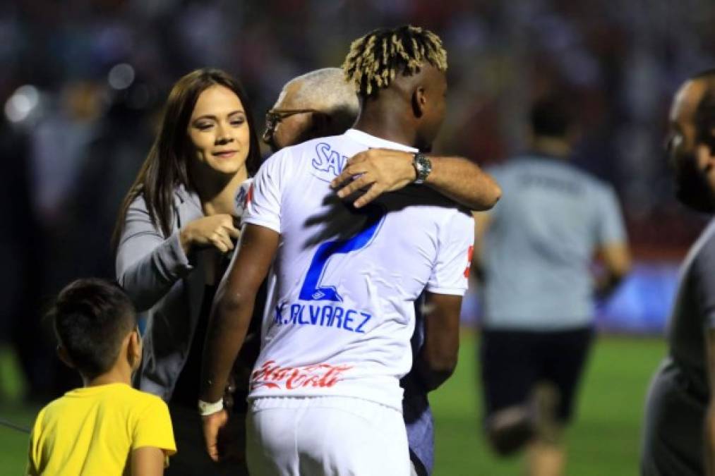 Manuel Keosseián se abrazó con sus jugadores celebrando la clasificación a la final.